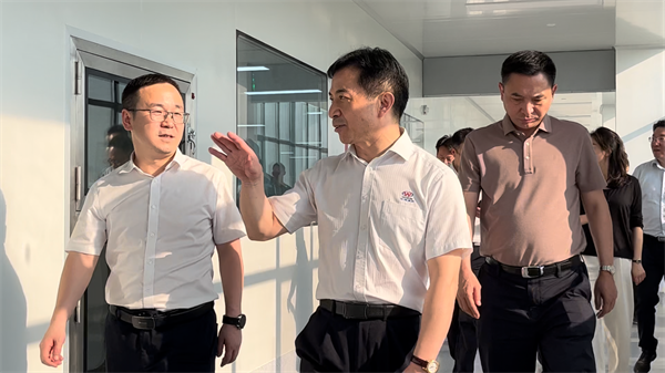 襄陽(yáng)市副市長(zhǎng)徐冰到萬(wàn)洲調(diào)研光電新建項(xiàng)目1.png