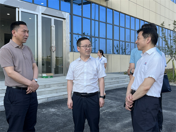 襄陽(yáng)市副市長(zhǎng)徐冰到萬(wàn)洲調(diào)研光電新建項(xiàng)目3.jpg